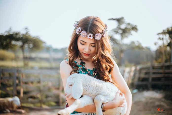 Tuyệt đẹp bộ ảnh hot girl 9X chăn cừu theo phong cách Bohemian