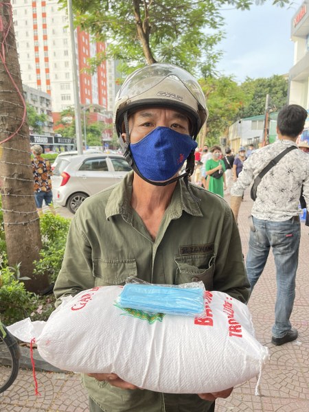 Những món quà thiết thực như gạo, sữa…