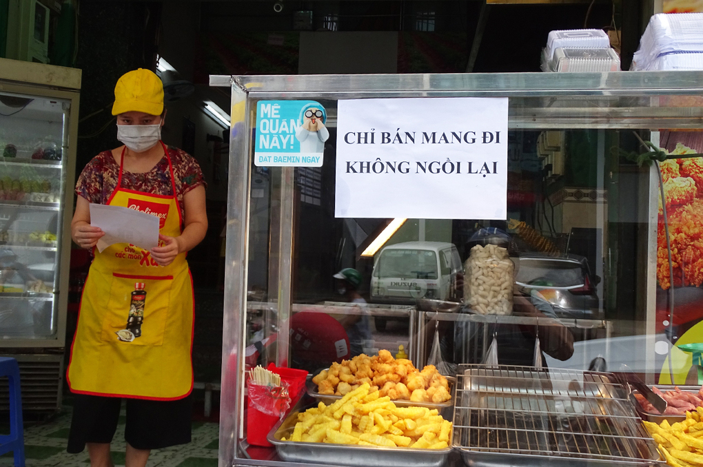 Một quán bán mang đi ở đường D5, quận Bình Thạnh, ngày 22/5. Ảnh: Hà An.