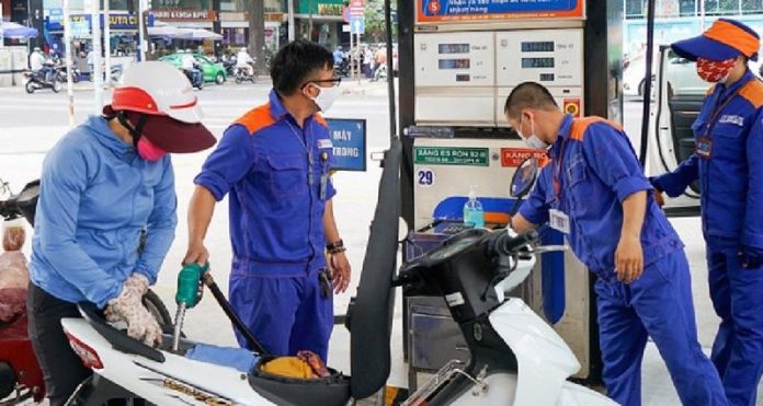 Giá xăng dầu tăng lên mức cao nhất trong 2 năm