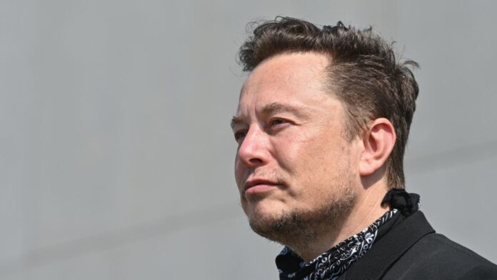 Elon Musk bán 4.4 triệu cổ phiếu Telsa để mua Twitter?