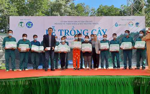 trồng cây xanh cần giờ