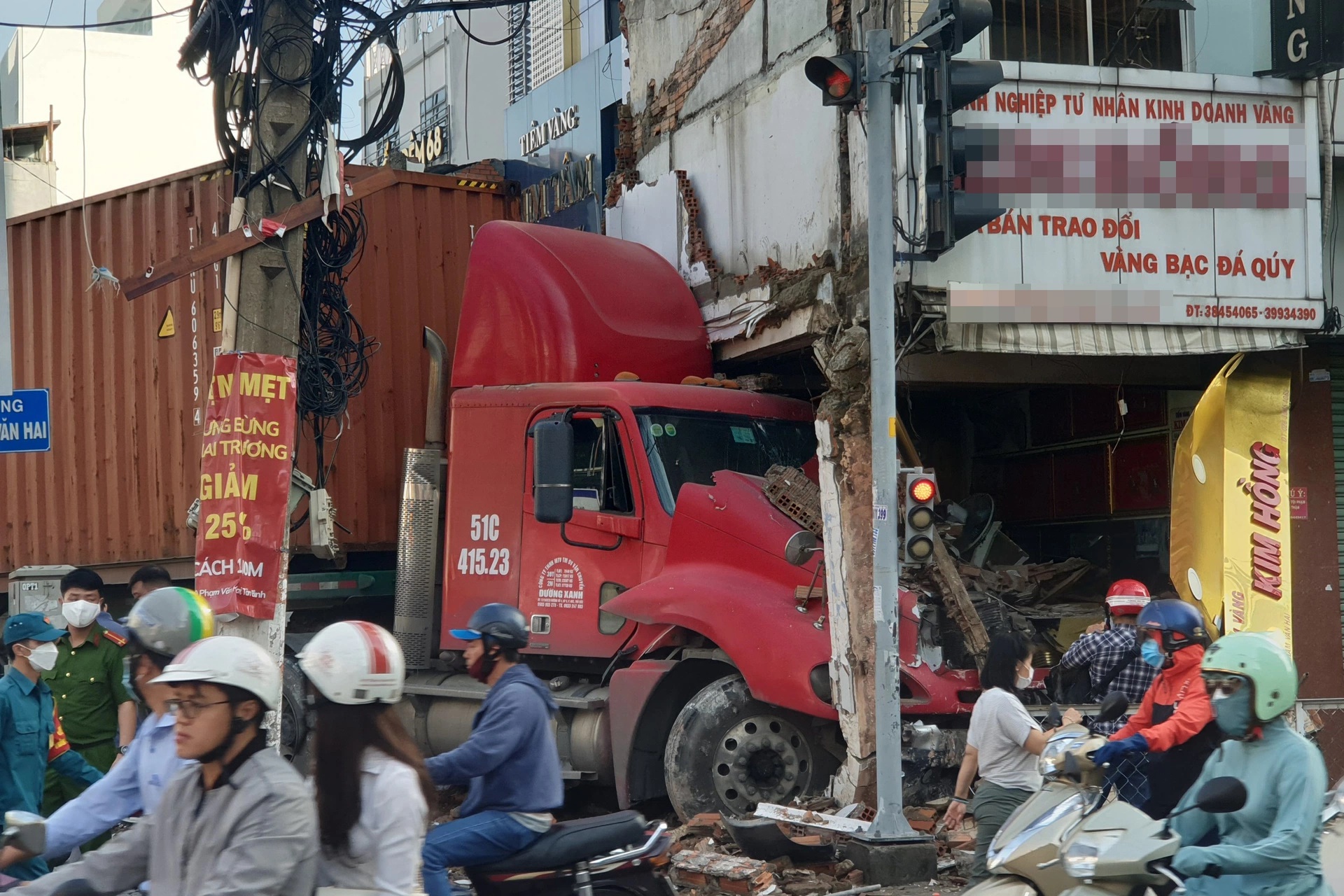 Xe container tông vào tiệm vàng