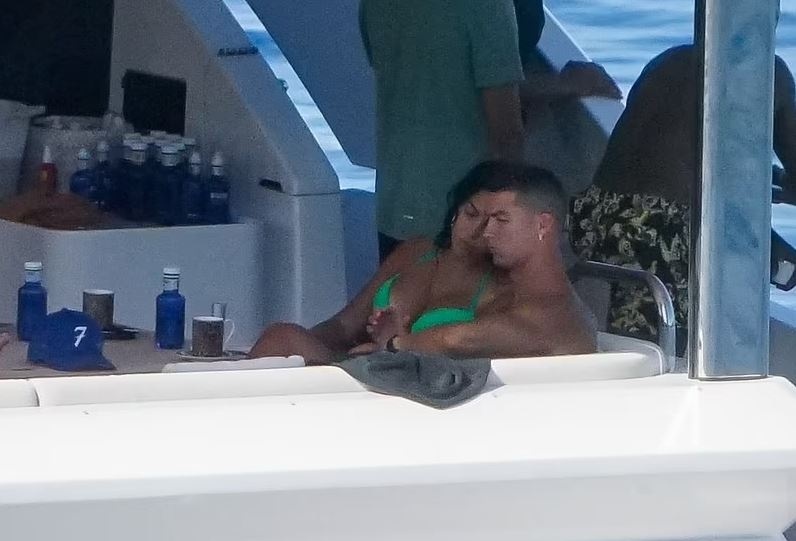 Ronaldo tình tứ với bạn gái trên du thuyền