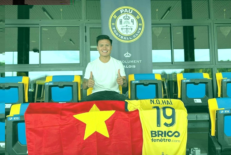 Quang Hải mặc áo số 19 tại Pau FC