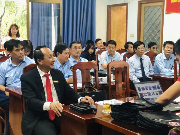 phân biệt hàng thật giả sản phẩm bugi NGK, QLTT tỉnh Lâm Đồng 