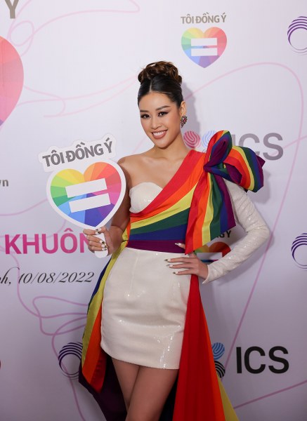 hoa hậu khánh vân, trang phục lục sắc, cộng đồng LGBT, chiến dịch Tôi đồng ý