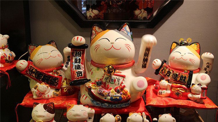  Mèo thần tài đa dạng chủng loại đang bán tại Maneki Neko House.