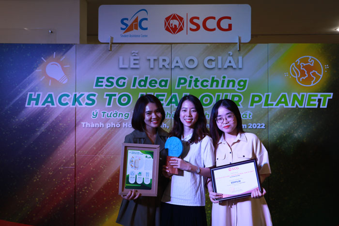 Bạn Nguyễn Vũ Như Quỳnh, sinh viên nhận học bổng Sharing the Dream từ năm 2018 đạt giải nhất quốc gia trong cuộc thi Tìm kiếm ý tưởng xanh – chữa lành Trái Đất.