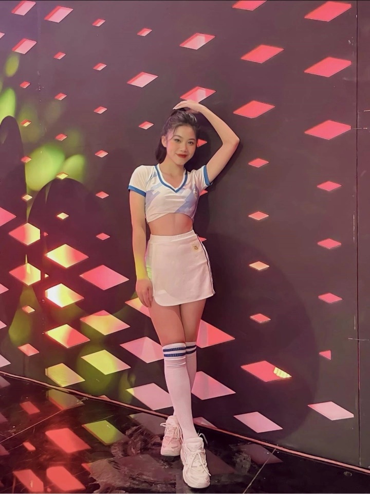 Hà Thị Hòa Bình, Hot girl, Nóng cùng World Cup