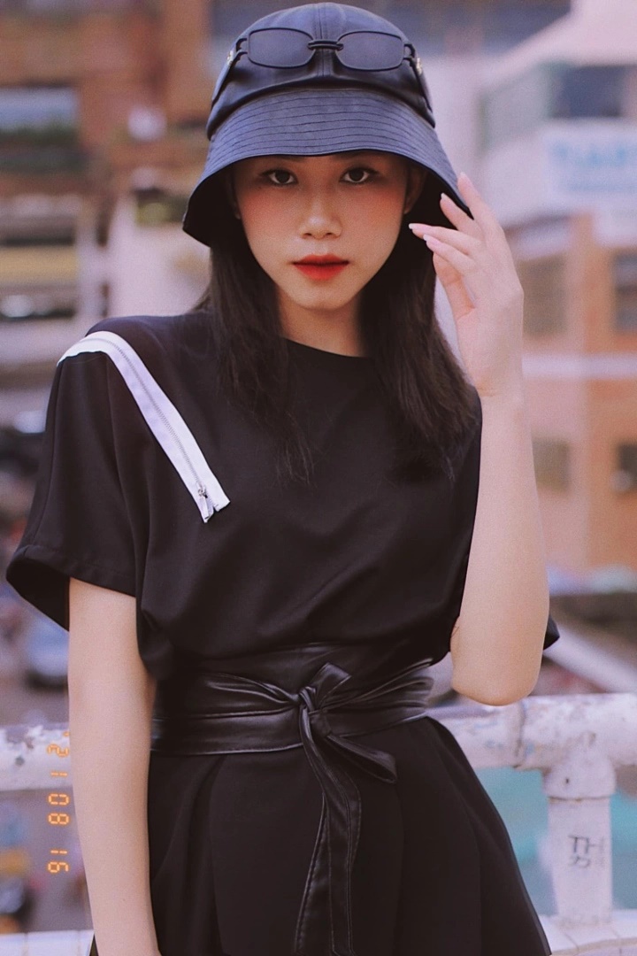 Hà Thị Hòa Bình, Hot girl, Nóng cùng World Cup