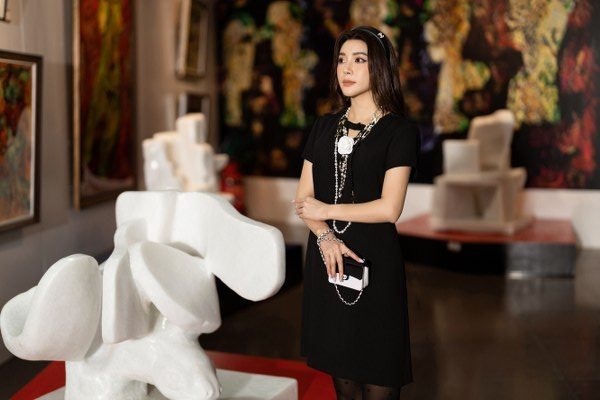 Yan My ngẫu hứng đen trắng với thời trang MECIA