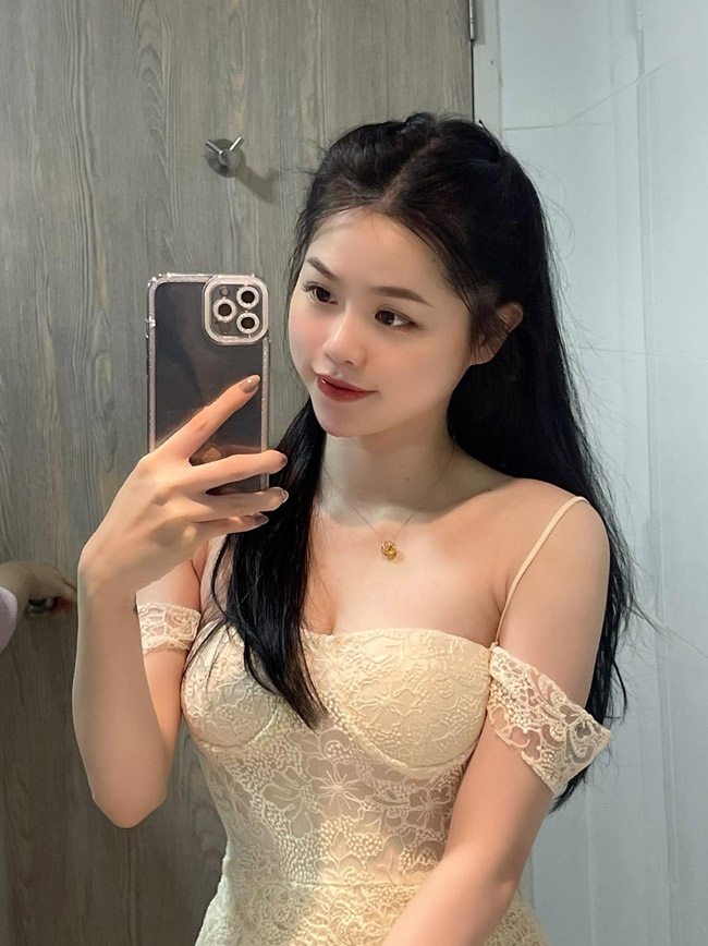 Bạn gái cũ của Quang Hải, hot girl Huỳnh Anh