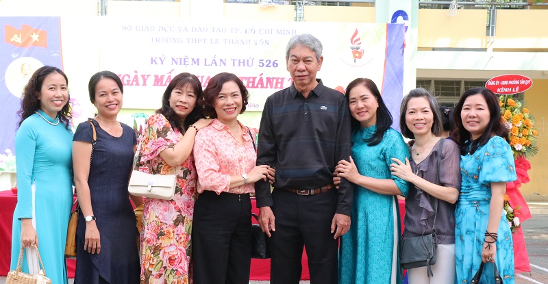 Một số hình ảnh giao lưu giữa cựu giáo viên và cựu học sinh trường THPT Lê Thánh Tôn