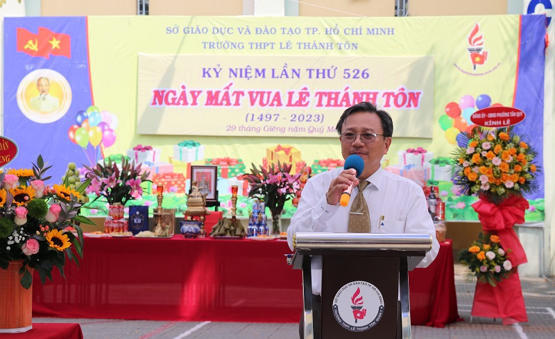 Thầy Phan Hường, Hiệu trưởng Trường THPT Lê Thánh Tôn phát biểu tại buổi lễ