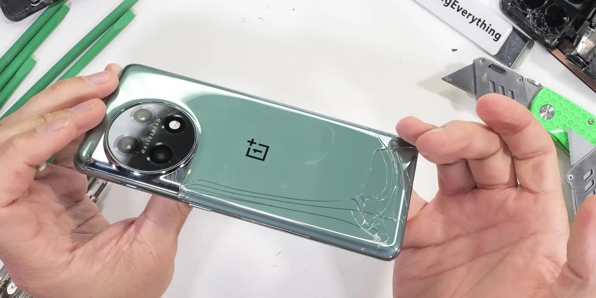OnePlus 11 không gãy nhưng vỡ kính sau trong thử nghiệm uốn cong