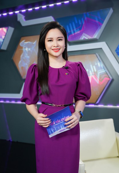btv bùi khánh ly, phố tài chính, gu thời trang, thời trang tím xanh, mtv, men tv