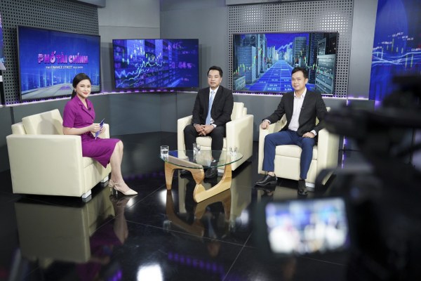 btv bùi khánh ly, phố tài chính, gu thời trang, thời trang tím xanh, mtv, men tv