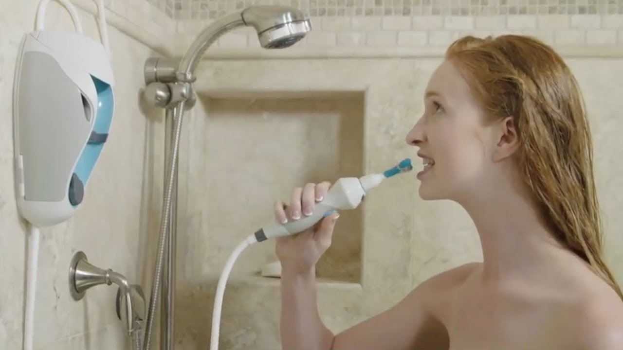 Có nên đánh răng khi tắm?