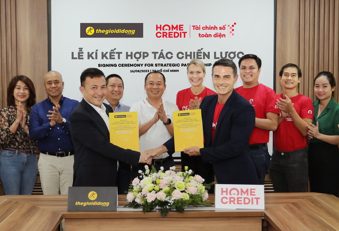 Ban Giám đốc Thế Giới Di Động và Home Credit (từ trái qua)