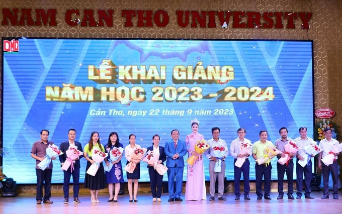 TS Nguyễn Tiến Dũng - Chủ tịch HĐQT trường Đại học Nam Cần Thơ tặng hoa cho nhà tài trợ học bổng