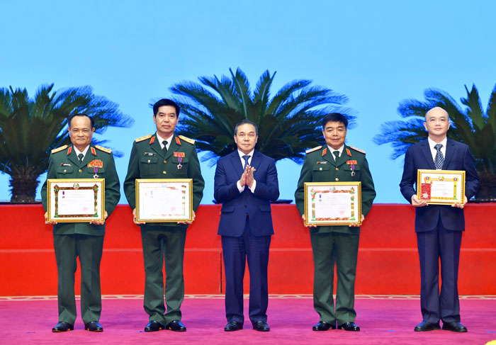 Cố Thiếu tướng Hoàng Thế Thiện nhận Huân chương Anh dũng hạng Nhất