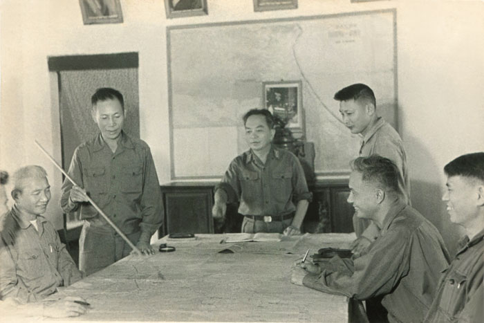 Đại tướng Võ Nguyên Giáp, Bộ trưởng Bộ Quốc phòng vào thăm và làm việc với Bộ Tư lệnh Trường Sơn và Mặt trận 968 Nam Lào tại Quảng Bình