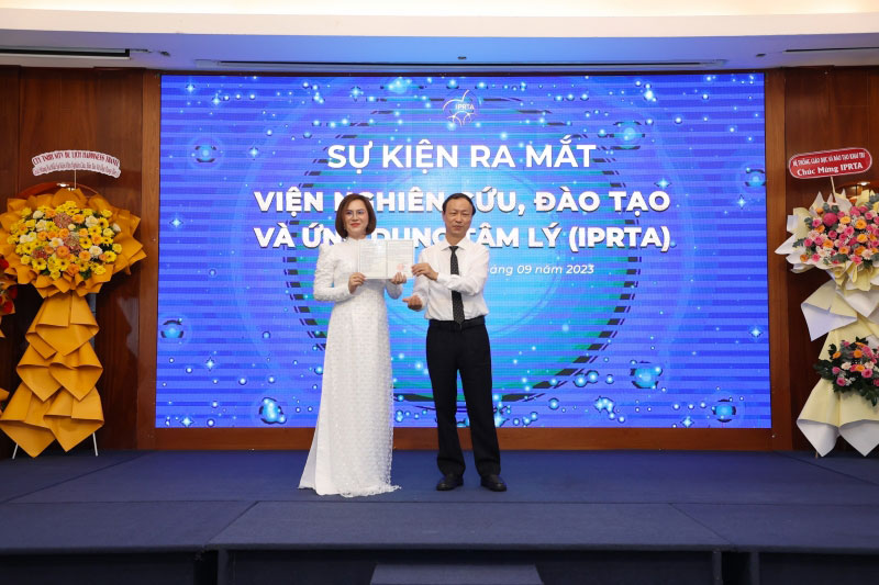  GS.TS Vũ Dũng, Chủ tịch Hội Tâm lý học xã hội Việt Nam trao Quyết định thành lập cho lãnh đạo Viện IPRTA