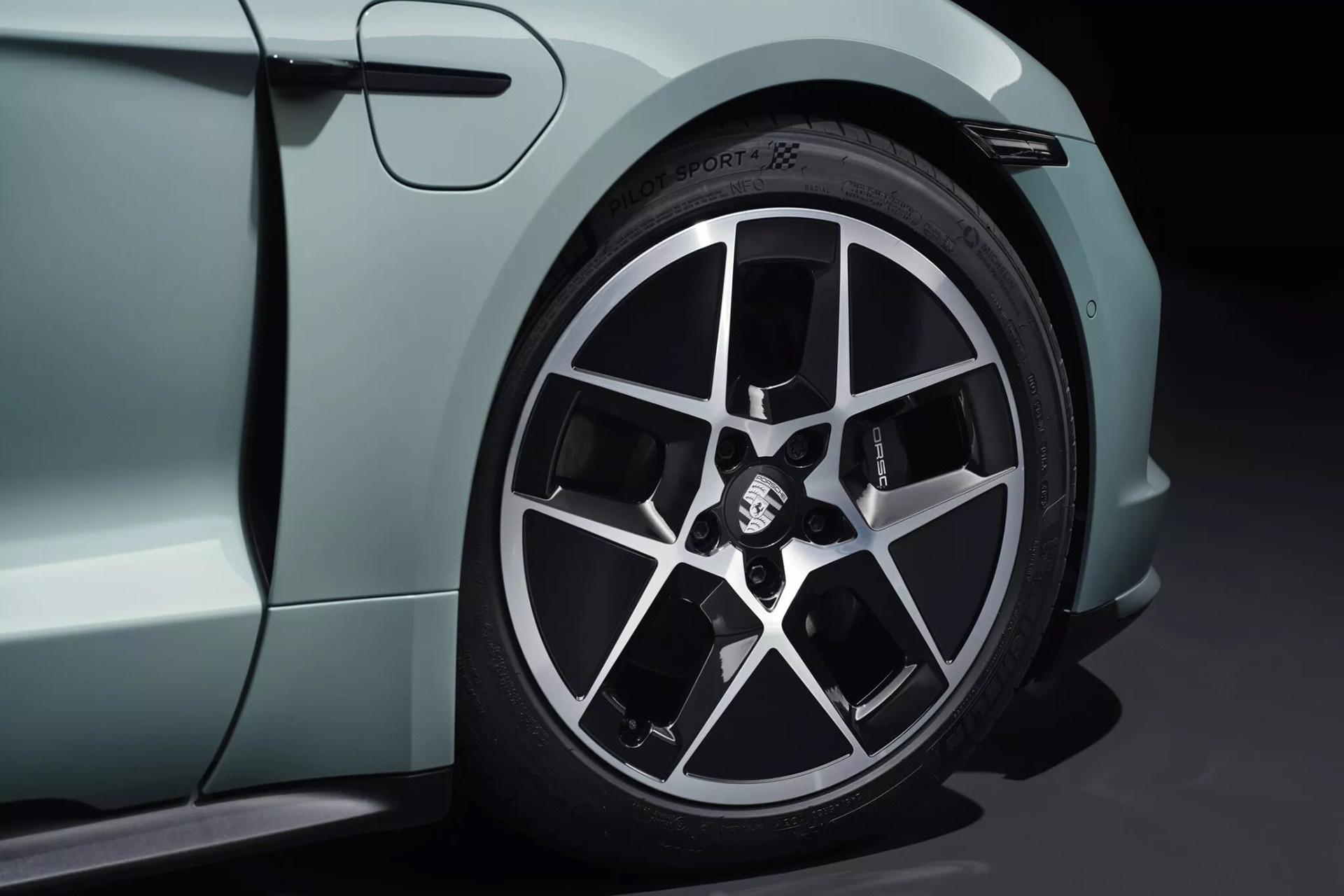 Porsche Taycan 2025, Siêu xe điện, Mạnh mẽ, Vượt mặt siêu xe, Tăng tốc 2,3 giây, Phạm vi di chuyển 587 km