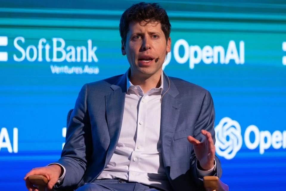 Sam Altman, OpenAI, Quyên góp từ thiện