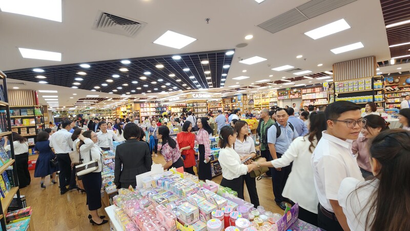 Vincom Mega Mall Grand Park, nhà sách fahasa đông sài gòn