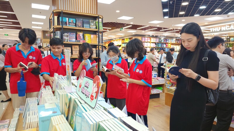 Vincom Mega Mall Grand Park, nhà sách fahasa đông sài gòn