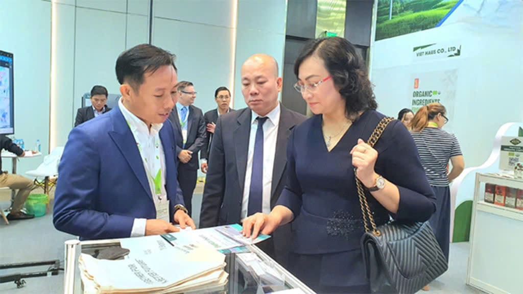 Ông Phan Ngọc Ánh – Giám đốc Alena Energy (trái) giới thiệu các giải pháp năng lượng tái tạo mới đến Thứ trưởng Bộ Công Thương Phan Thị Thắng.