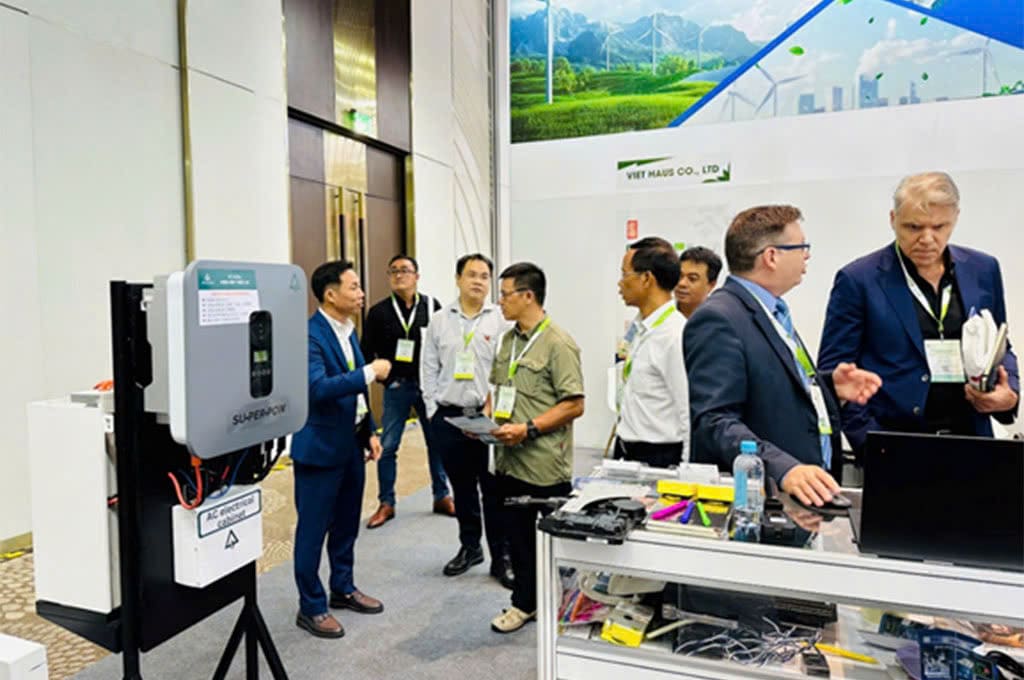 Hệ thống lưu trữ sử dụng pin lưu trữ Pytes được mô phỏng tại triển lãm Alena Energy.