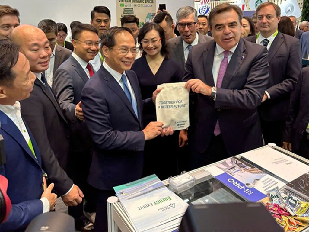 Slogan “Chung tay kiến tạo tương lai xanh – Together for a better future” đã tạo sự thu hút đến Phó Thủ tướng Bùi Thanh Sơn cùng Phó Chủ tịch Ủy ban Châu Âu Margaritis Schinas.