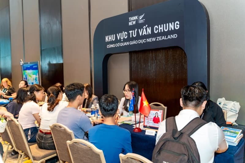 Phụ huynh và học sinh được cán bộ chuyên trách giải đáp cặn kẽ về giáo dục và du học New Zealand.