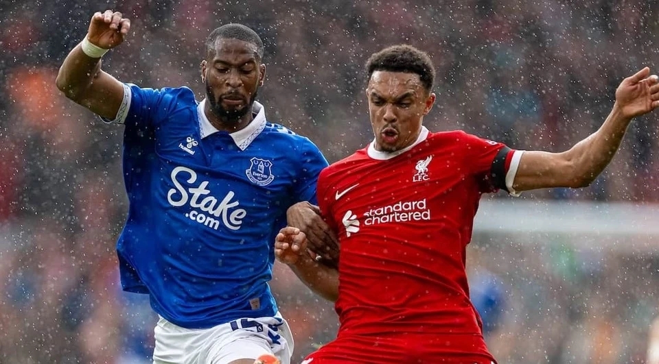 Trận Everton vs Liverpool bị hoãn