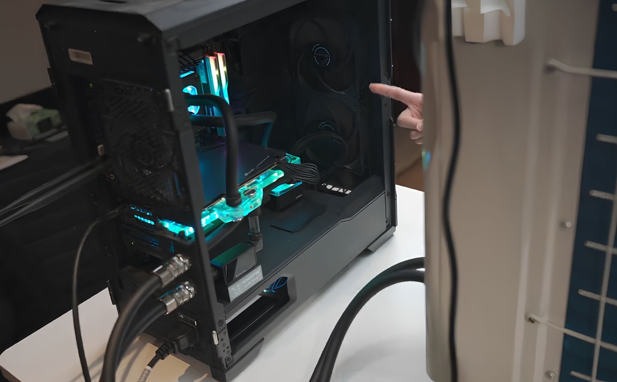 Tản nhiệt PC bằng điều hòa, Modder Trung Quốc độ PC, Tản nhiệt nước PC, Hệ thống làm mát PC độc đáo, Làm mát PC bằng cục nóng điều hòa