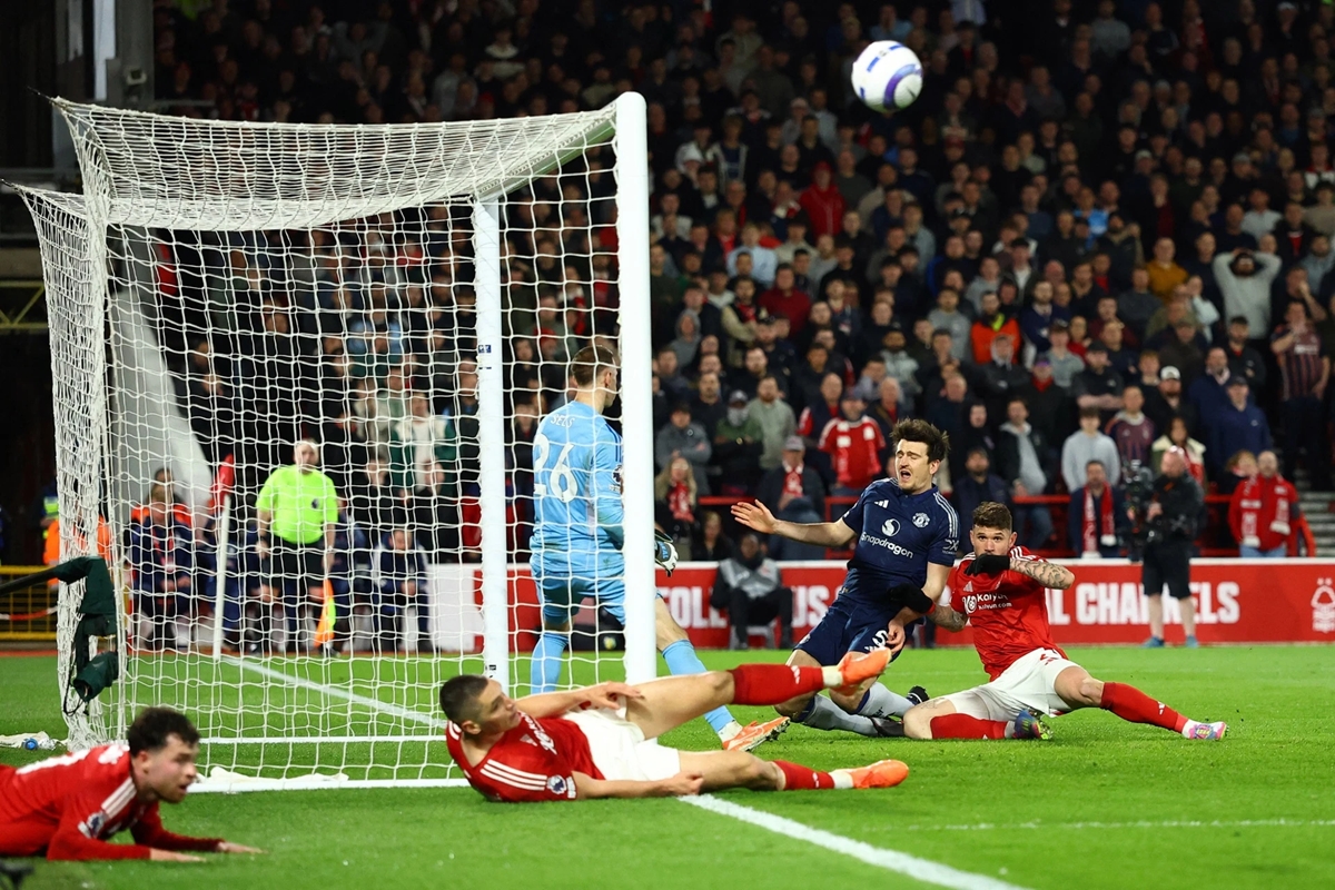 Harry Maguire tiền đạo MU, Maguire đá tiền đạo, MU thử nghiệm Maguire trên hàng công