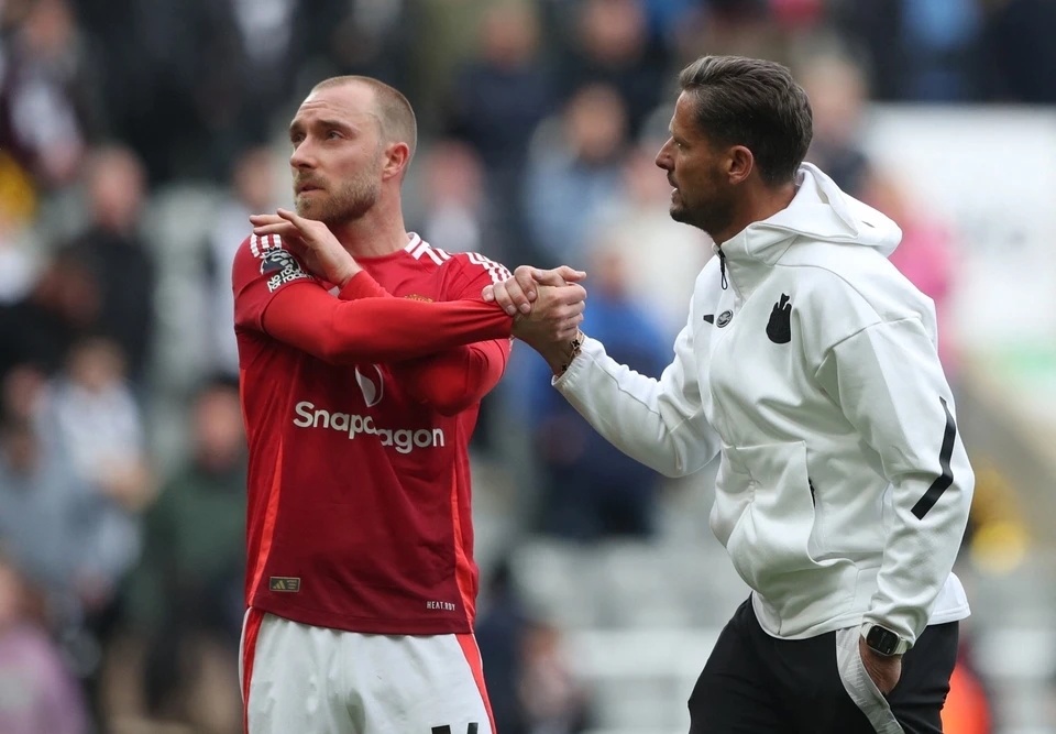 CĐV MU nổi giận, Eriksen bị chỉ trích, Lindelof phong độ kém, MU thua Newcastle, Manchester United khủng hoảng, Eriksen Lindelof rời MU