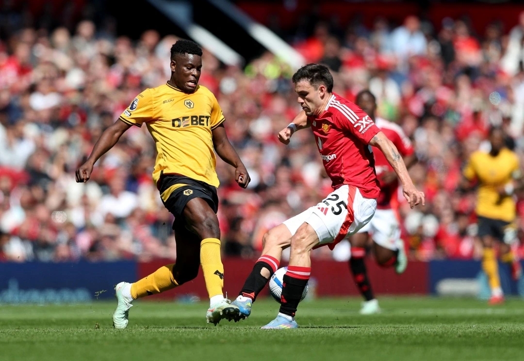 MU thua Wolves, kết quả MU vs Wolves, Ngoại hạng Anh 2024/25, Sarabia ghi bàn, MU mất điểm sân nhà, MU vòng 33, bóng đá Anh