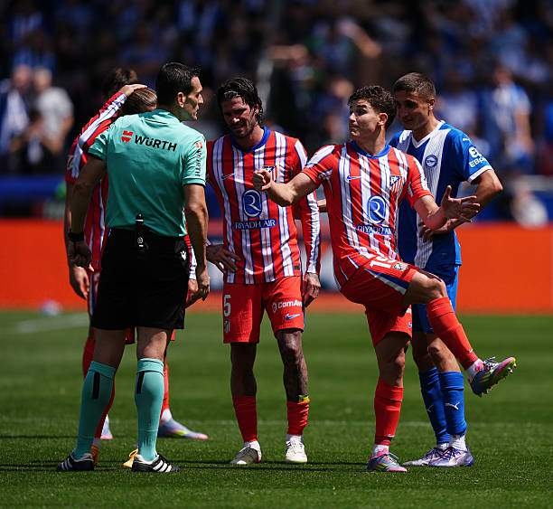 Alaves vs Atletico Madrid, kết quả La Liga, Julian Alvarez thẻ đỏ, Sivera cứu thua, Jan Oblak, trận hòa 0-0