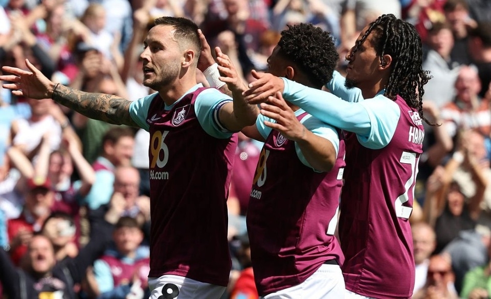 Burnley, Championship 2024/25, giữ sạch lưới, kỷ lục bóng đá Anh, thăng hạng Premier League, Leeds vô địch Championship