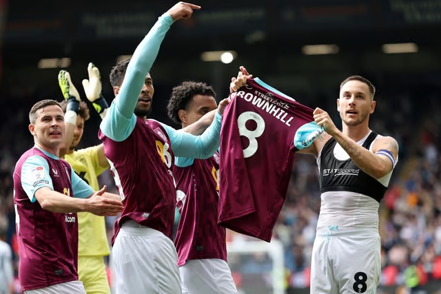 Burnley, Championship 2024/25, giữ sạch lưới, kỷ lục bóng đá Anh, thăng hạng Premier League, Leeds vô địch Championship