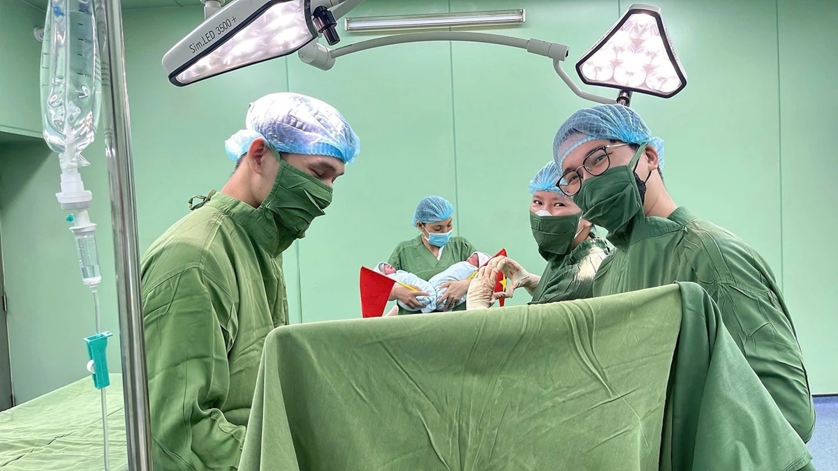 Sinh đôi ngày 30/4, Thống Nhất và Hòa Bình, bé sinh ngày giải phóng miền Nam, song sinh Nghệ An, bé trai sinh ngày 30/4