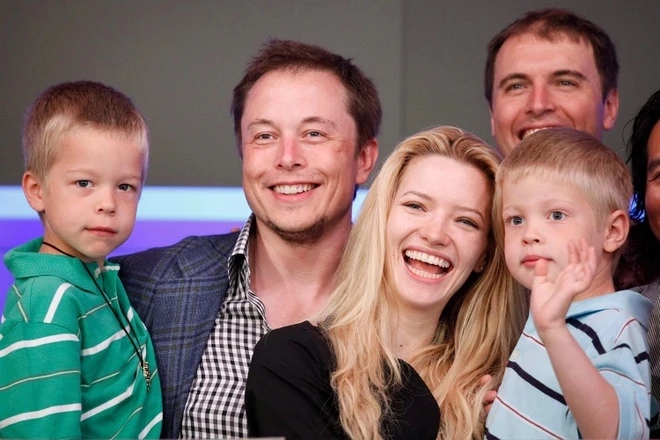 Elon Musk sinh nhiều con, Elon Musk và Ashley St. Clair, Elon Musk giảm dân số, Elon Musk và ngày tận thế, Elon Musk tuyển mẹ mang thai hộ