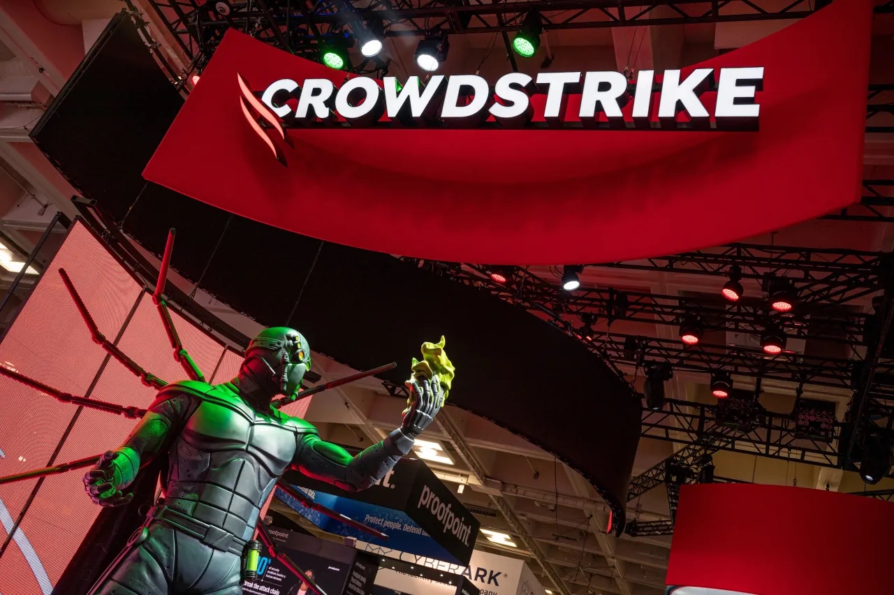CrowdStrike, sa thải nhân sự, an ninh mạng, cắt giảm việc làm, tái cấu trúc công ty, phần mềm lỗi, gián đoạn hệ thống