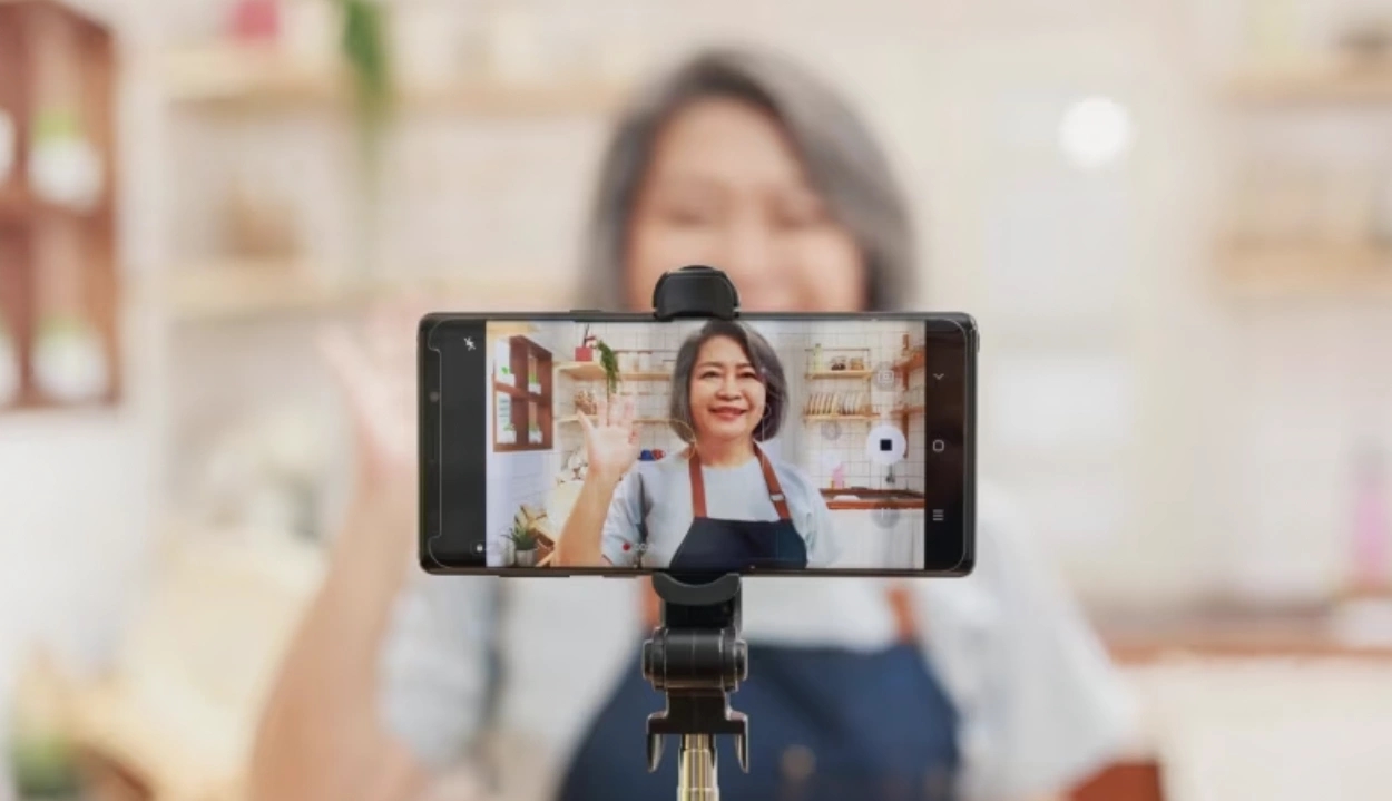 KOL lớn tuổi, người già làm nội dung, mạng xã hội TikTok người già, influencer cao tuổi, sáng tạo nội dung không giới hạn tuổi, xu hướng KOL tóc bạc
