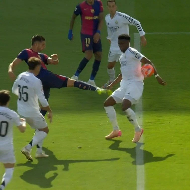 Trọng tài Alejandro Hernandez, Barcelona bị từ chối phạt đền, Tchouameni bóng chạm tay, Siêu kinh điển 2025, Barca vs Real Madrid, tranh cãi VAR