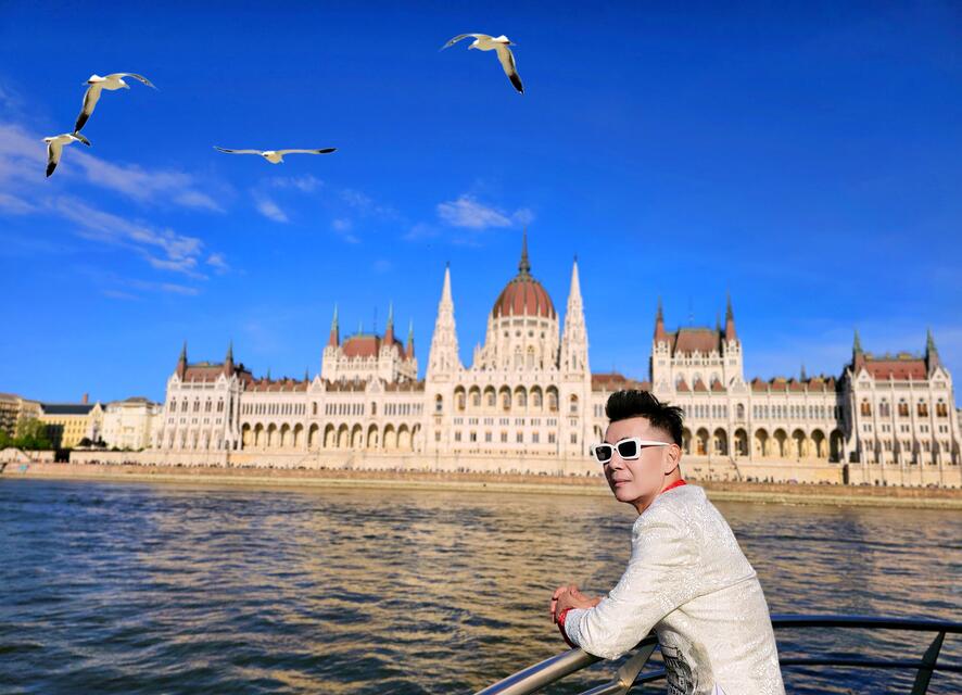 Blogger du lịch qua 68 quốc gia được công an biên giới Hungary- Serbia cho phép chụp ảnh là ai?